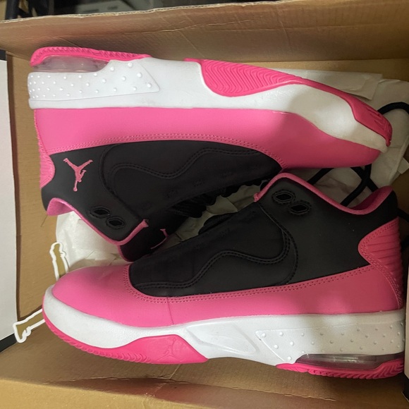 Nike Jordan Jordan Max Aura Pink Jordan Max Aura Black And White Sneakers
